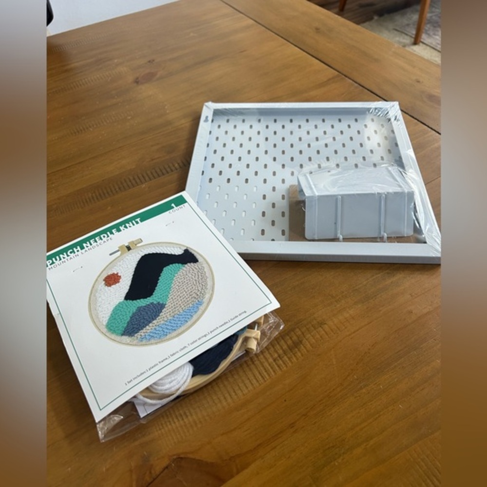 NWT Punch Needle Kit with Metal Wall Organizer Tray - White
